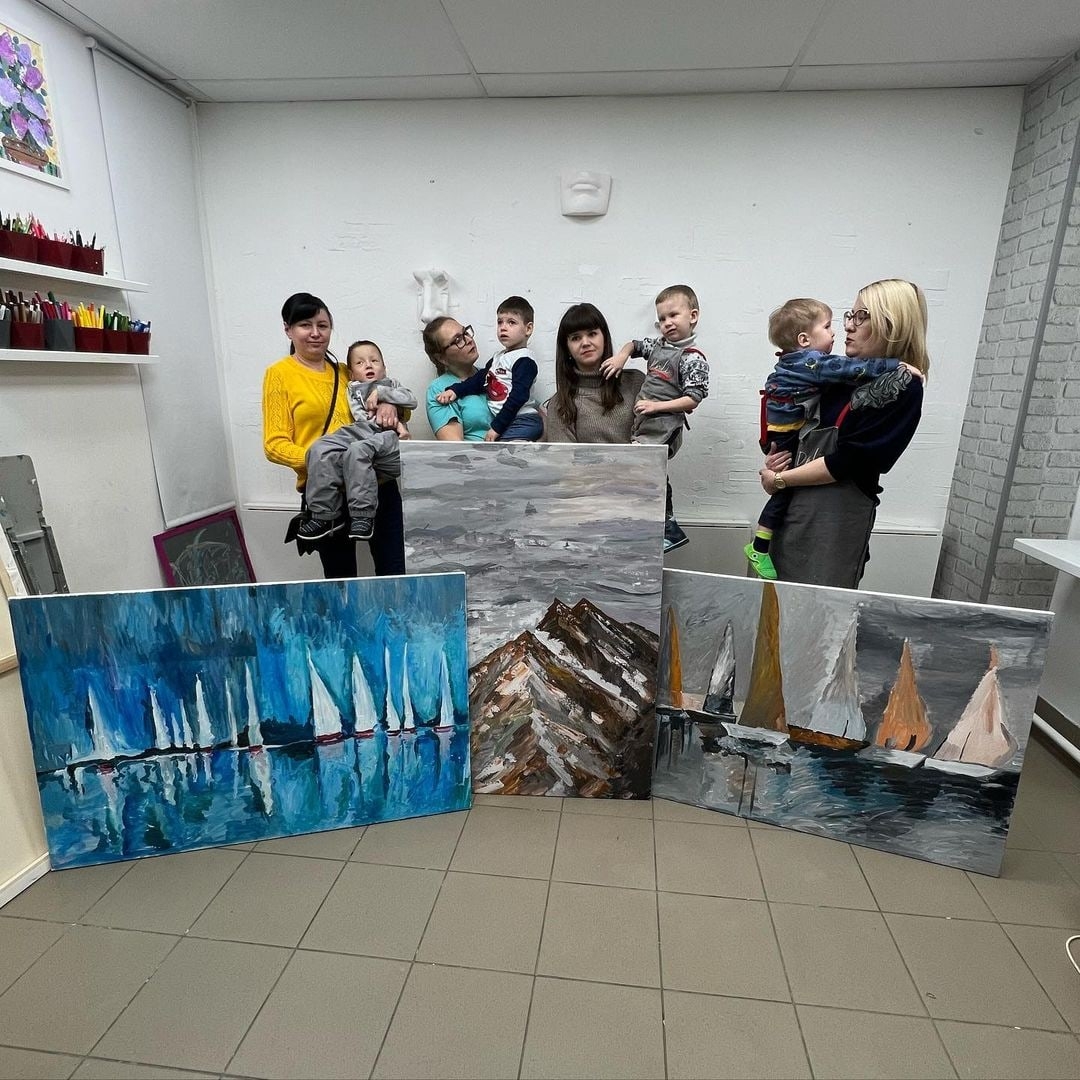 Подопечные фонда с картинами, созданными в студии Dali